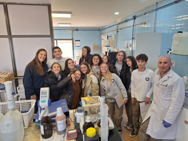 4to. año de Ciencias Naturales visita laboratorio de suelo