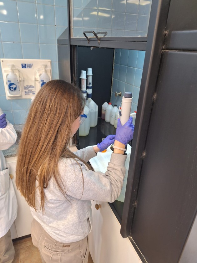 4to. año de Ciencias Naturales visita laboratorio de suelo