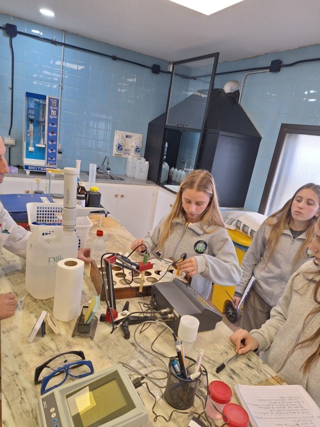 4to. año de Ciencias Naturales visita laboratorio de suelo
