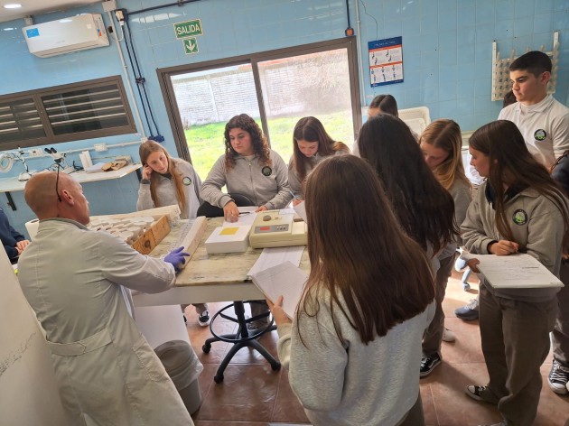 4to. año de Ciencias Naturales visita laboratorio de suelo