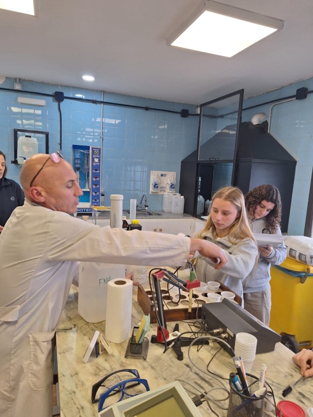 4to. año de Ciencias Naturales visita laboratorio de suelo