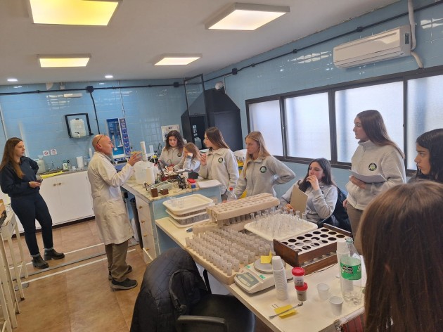4to. año de Ciencias Naturales visita laboratorio de suelo