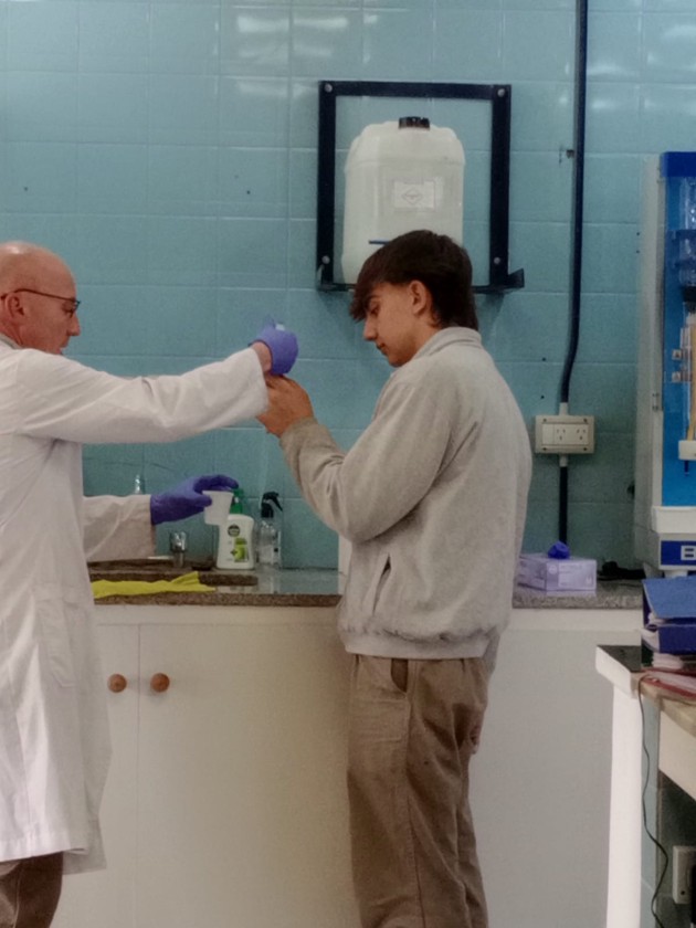4to. año de Ciencias Naturales visita laboratorio de suelo