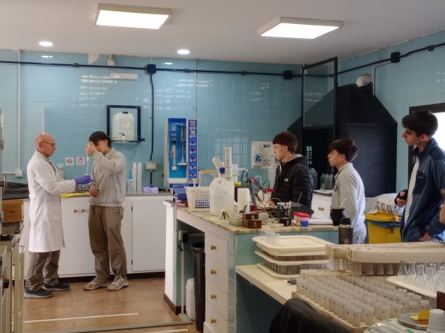 4to. año de Ciencias Naturales visita laboratorio de suelo