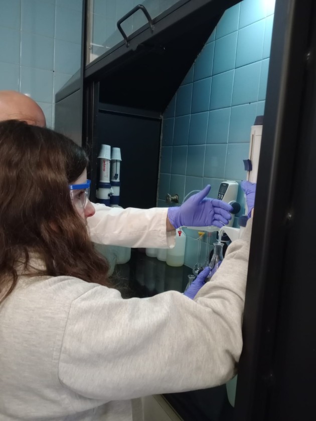 4to. año de Ciencias Naturales visita laboratorio de suelo