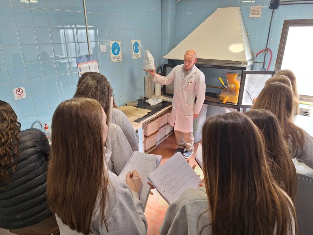 4to. año de Ciencias Naturales visita laboratorio de suelo