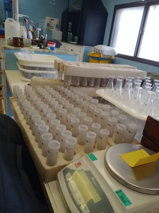 4to. año de Ciencias Naturales visita laboratorio de suelo