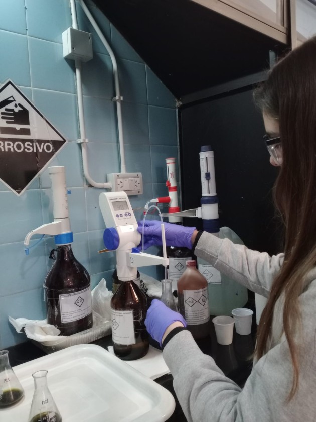 4to. año de Ciencias Naturales visita laboratorio de suelo