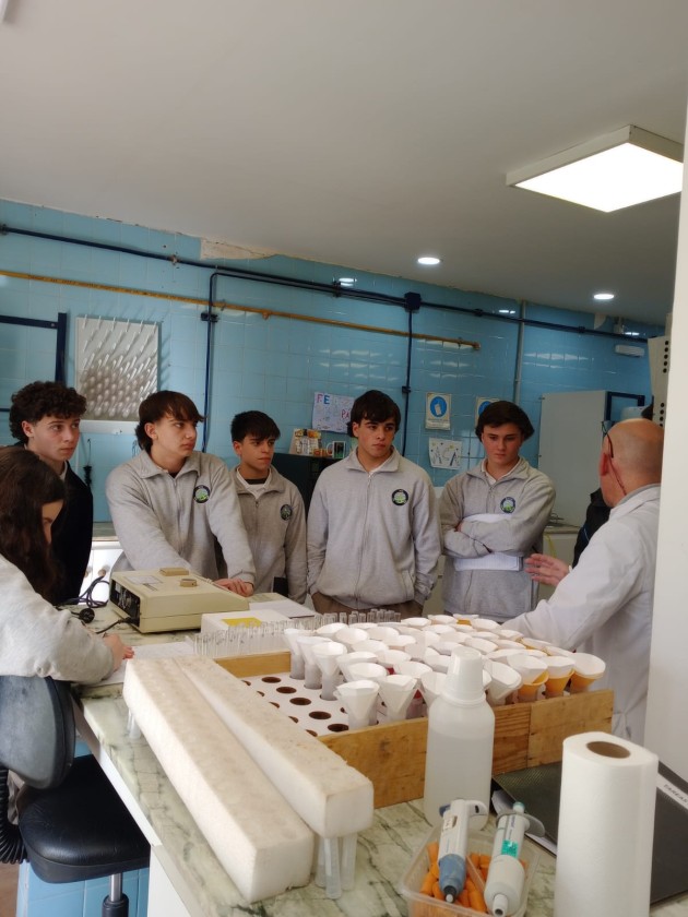 4to. año de Ciencias Naturales visita laboratorio de suelo