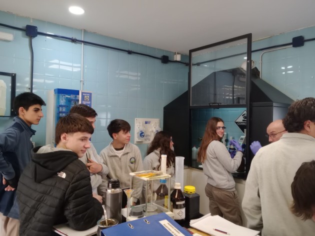 4to. año de Ciencias Naturales visita laboratorio de suelo