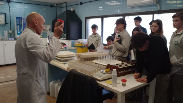 4to. año de Ciencias Naturales visita laboratorio de suelo