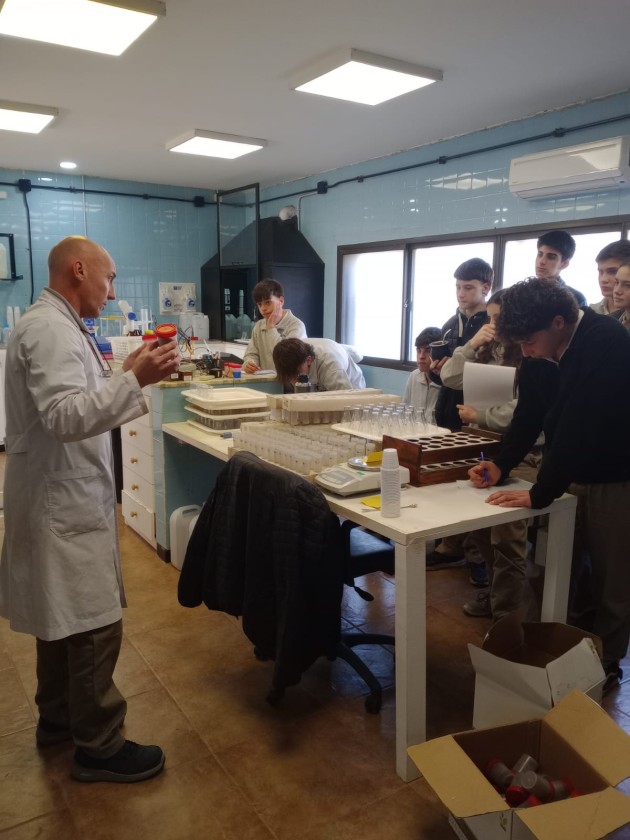 4to. año de Ciencias Naturales visita laboratorio de suelo