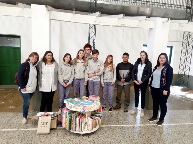 Alumnos de la EATA donaron una biblioteca Alumnos de la EATA donaron una biblioteca