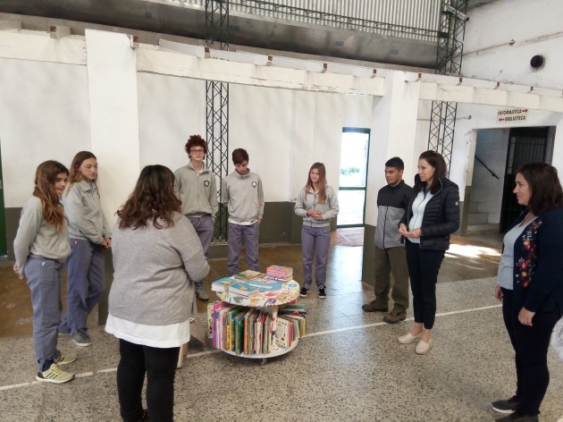 Alumnos de la EATA donaron una biblioteca Alumnos de la EATA donaron una biblioteca