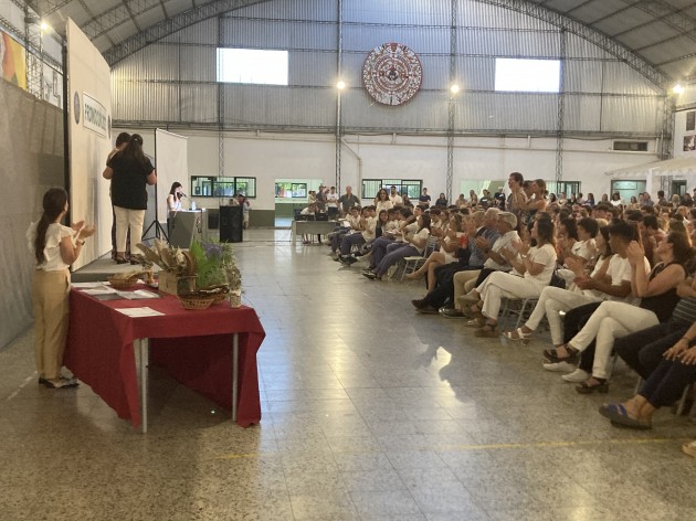 Acto de cierre de ciclo lectivo y entrega de presentes recordatorios a los egresados de nivel secundario Acto de cierre de ciclo lectivo y entrega de presentes recordatorios a los egresados de nivel secundario