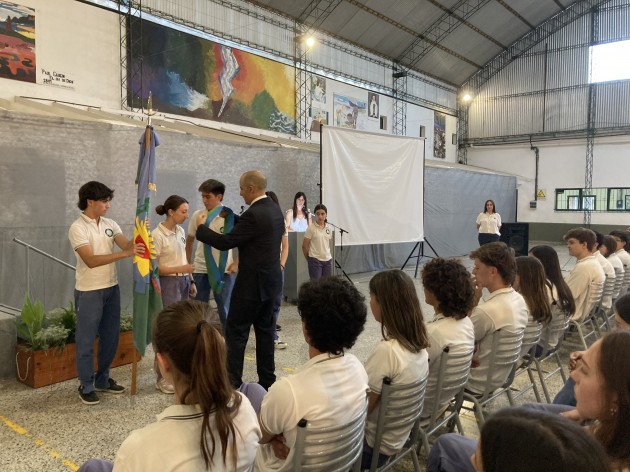 Acto de cierre de ciclo lectivo y entrega de presentes recordatorios a los egresados de nivel secundario Acto de cierre de ciclo lectivo y entrega de presentes recordatorios a los egresados de nivel secundario