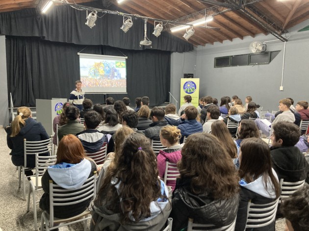 Agustín Parraquini, egresado de la EATA, compartió su experiencia como emprendedor con alumnos de Economía y Administración Agustín Parraquini, egresado de la EATA, compartió su experiencia como emprendedor con alumnos de Economía y Administración