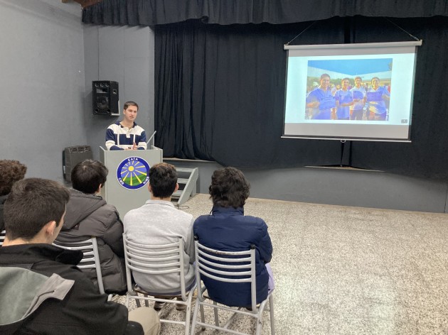 Agustín Parraquini, egresado de la EATA, compartió su experiencia como emprendedor con alumnos de Economía y Administración Agustín Parraquini, egresado de la EATA, compartió su experiencia como emprendedor con alumnos de Economía y Administración