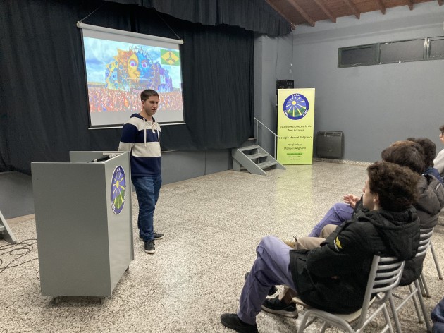 Agustín Parraquini, egresado de la EATA, compartió su experiencia como emprendedor con alumnos de Economía y Administración Agustín Parraquini, egresado de la EATA, compartió su experiencia como emprendedor con alumnos de Economía y Administración