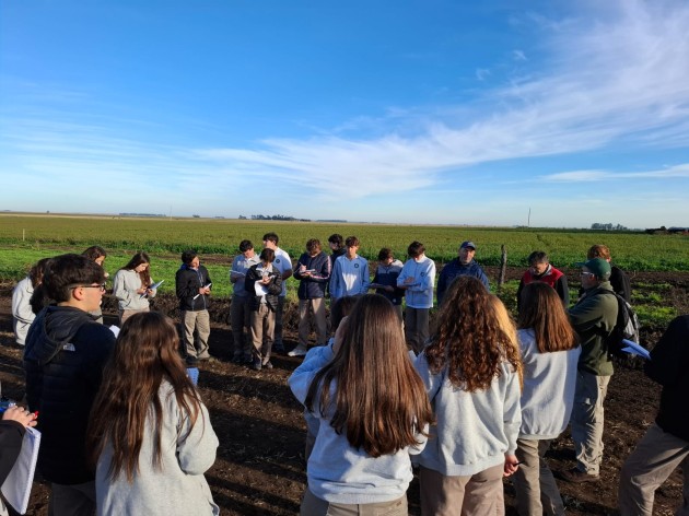 Alumnos de 4° año visitan producciones agropecuarias de la zona Alumnos de 4° año visitan producciones agropecuarias de la zona