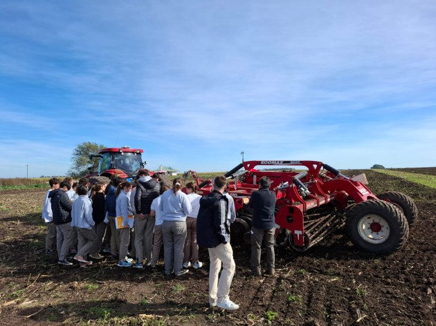 Alumnos de 4° año visitan producciones agropecuarias de la zona Alumnos de 4° año visitan producciones agropecuarias de la zona