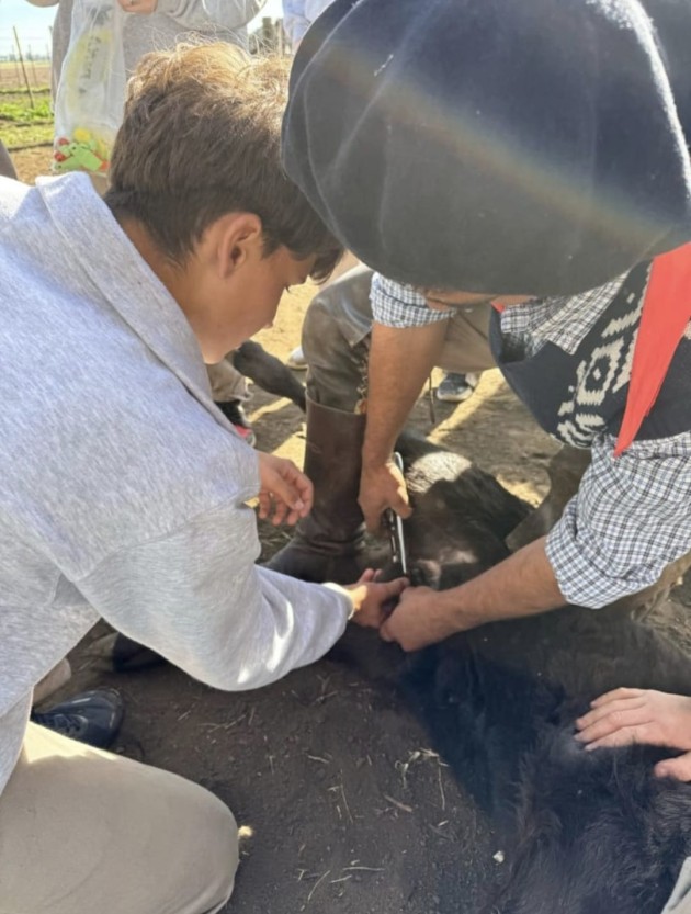 Alumnos de 4° año visitan producciones agropecuarias de la zona Alumnos de 4° año visitan producciones agropecuarias de la zona