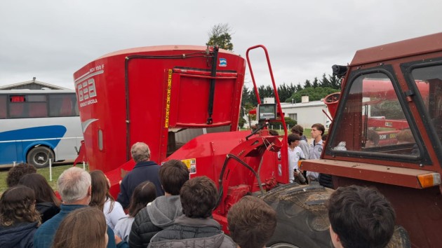 Alumnos de 5° año visitan producciones agropecuarias de la zona Alumnos de 5° año visitan producciones agropecuarias de la zona