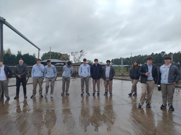 Alumnos de 5° año visitan producciones agropecuarias de la zona Alumnos de 5° año visitan producciones agropecuarias de la zona