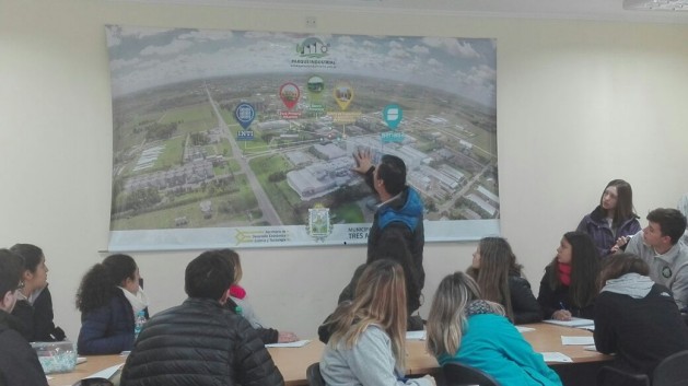 Alumnos de 5to Economía visitaron el Parque Industrial Alumnos de 5to Economía visitaron el Parque Industrial