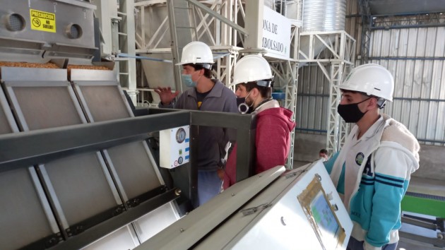 Alumnos de 7mo. Año en la fábrica DRAKAR Alumnos de 7mo. Año en la fábrica DRAKAR