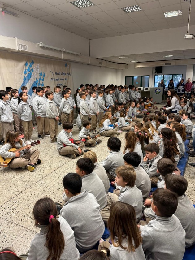 Alumnos de cuarto año realizaron su promesa de lealtad a la bandera Alumnos de cuarto año realizaron su promesa de lealtad a la bandera