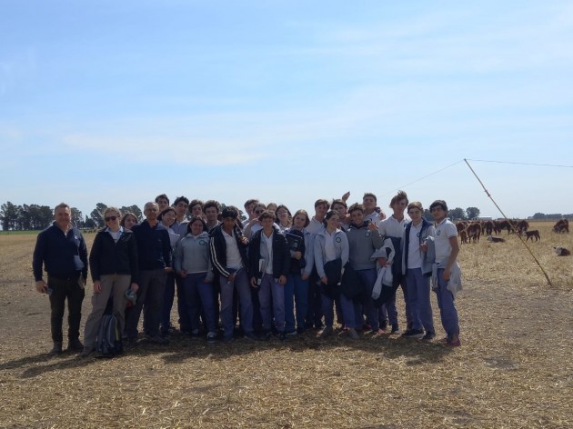Alumnos de cuarto año visitan a la Chacra Experimental Integrada de Barrow Alumnos de cuarto año visitan a la Chacra Experimental Integrada de Barrow