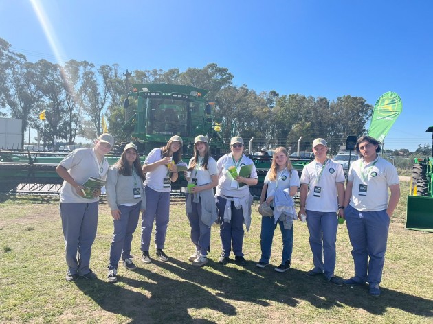 Alumnos de cuarto año visitaron la feria en la concesionaria John Deere en Tres Arroyos Alumnos de cuarto año visitaron la feria en la concesionaria John Deere en Tres Arroyos