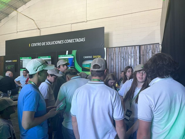 Alumnos de cuarto año visitaron la feria en la concesionaria John Deere en Tres Arroyos Alumnos de cuarto año visitaron la feria en la concesionaria John Deere en Tres Arroyos