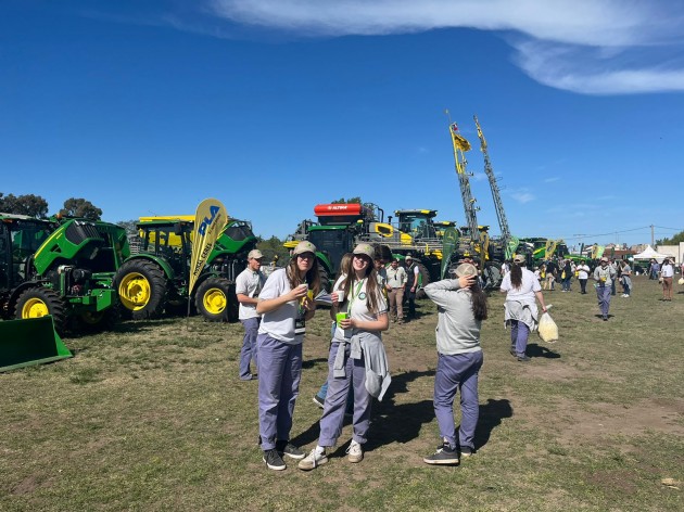 Alumnos de cuarto año visitaron la feria en la concesionaria John Deere en Tres Arroyos Alumnos de cuarto año visitaron la feria en la concesionaria John Deere en Tres Arroyos