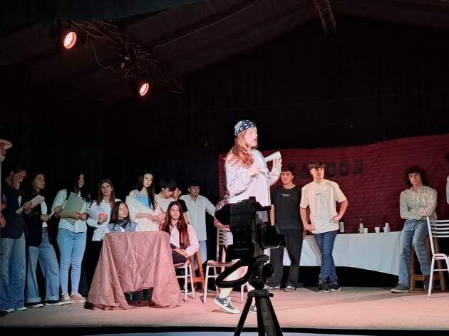 Alumnos de quinto año presentan la obra de teatro Alumnos de quinto año presentan la obra de teatro