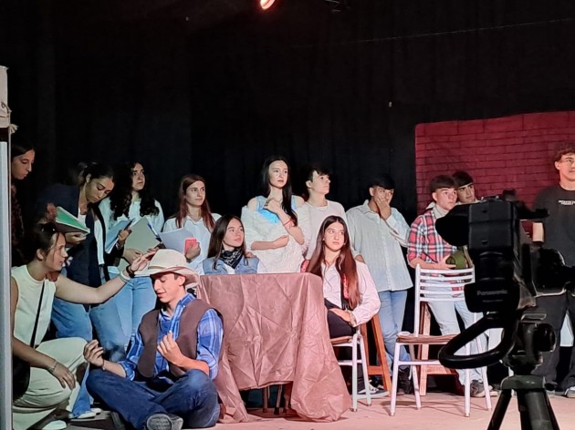 Alumnos de quinto año presentan la obra de teatro Alumnos de quinto año presentan la obra de teatro