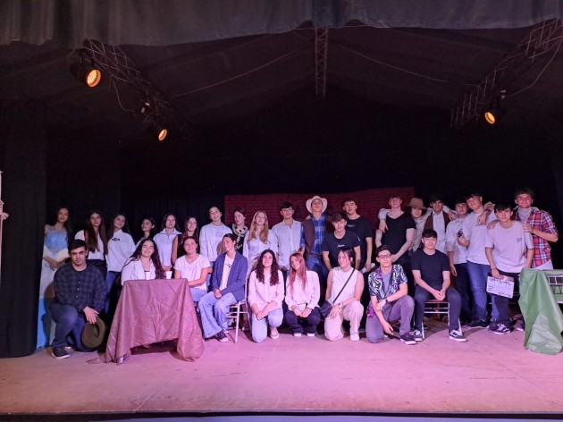 Alumnos de quinto año presentan la obra de teatro Alumnos de quinto año presentan la obra de teatro