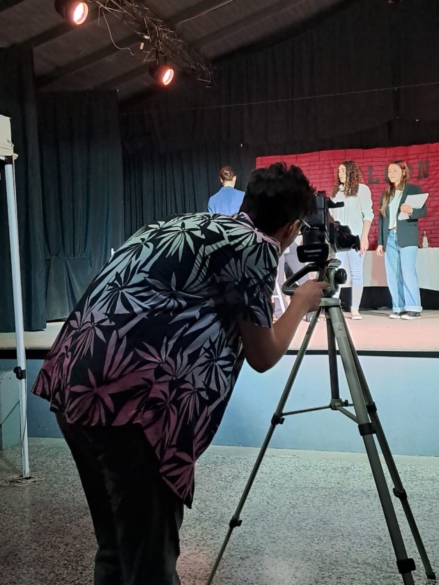 Alumnos de quinto año presentan la obra de teatro Alumnos de quinto año presentan la obra de teatro