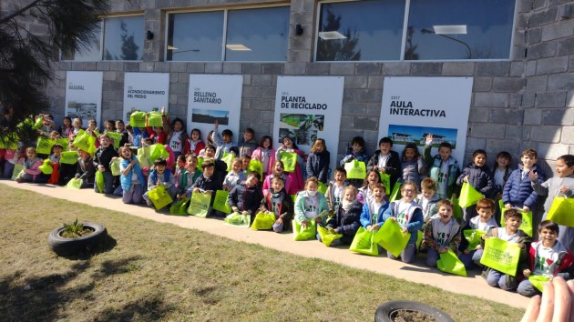 Alumnos de segundo año de nivel primario visitaron la planta de reciclaje Alumnos de segundo año de nivel primario visitaron la planta de reciclaje