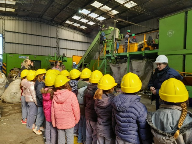 Alumnos de segundo año de nivel primario visitaron la planta de reciclaje Alumnos de segundo año de nivel primario visitaron la planta de reciclaje