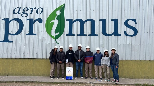 Alumnos de séptimo año realizaron una visita a la empresa Agroprimus Alumnos de séptimo año realizaron una visita a la empresa Agroprimus