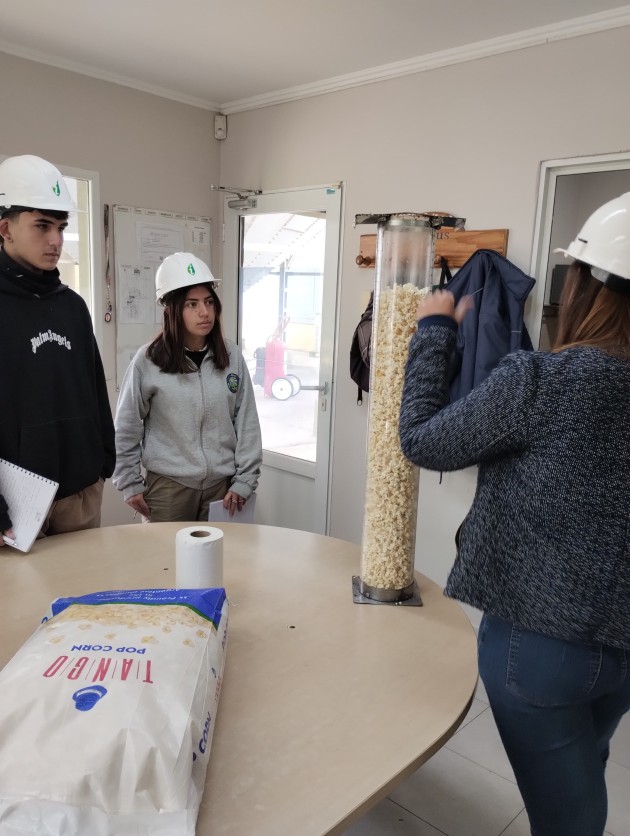 Alumnos de séptimo año realizaron una visita a la empresa Agroprimus Alumnos de séptimo año realizaron una visita a la empresa Agroprimus