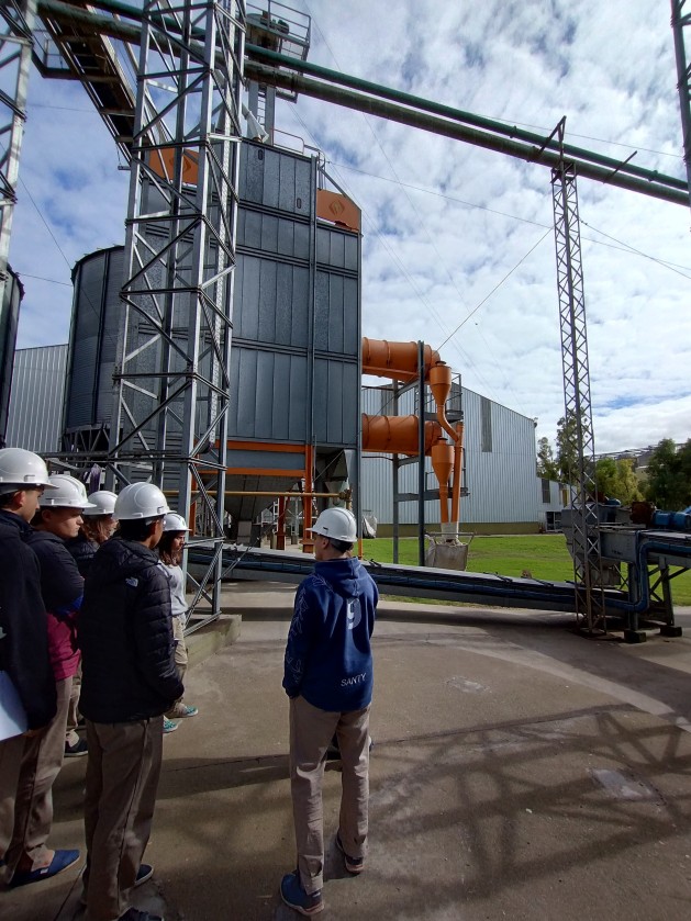 Alumnos de séptimo año realizaron una visita a la empresa Agroprimus Alumnos de séptimo año realizaron una visita a la empresa Agroprimus