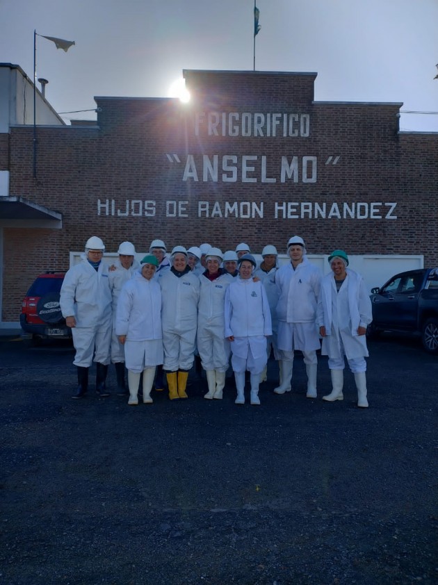 Alumnos de séptimo año visitaron el frigorífico Anselmo Alumnos de séptimo año visitaron el frigorífico Anselmo