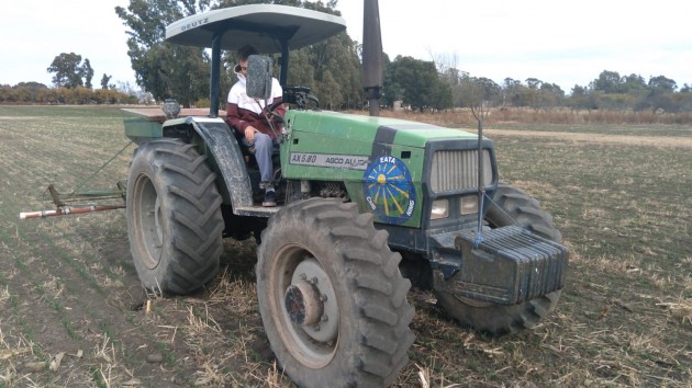 Alumnos de sexto año agraria de la EATA realizan un ensayo de siembra Alumnos de sexto año agraria de la EATA realizan un ensayo de siembra
