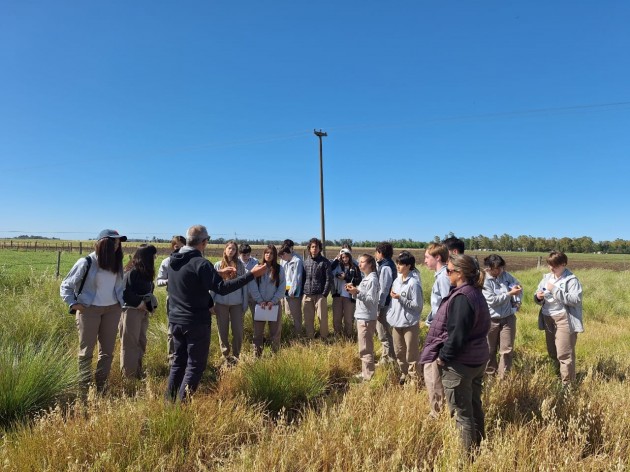 Alumnos visitan el módulo agroecológico de la Chacra de Barrow Alumnos visitan el módulo agroecológico de la Chacra de Barrow