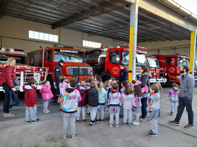 Bomberos voluntarios - Salida educativa de los alumnos de 5 años A,B y C de Nivel Inicial Bomberos voluntarios - Salida educativa de los alumnos de 5 años A,B y C de Nivel Inicial
