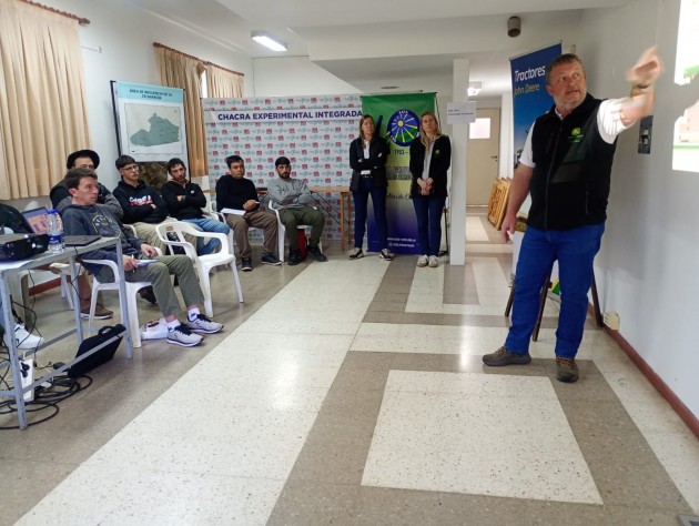 Capacitación de uso de piloto automático en maquinarias en la Chacra de Barrow Capacitación de uso de piloto automático en maquinarias en la Chacra de Barrow