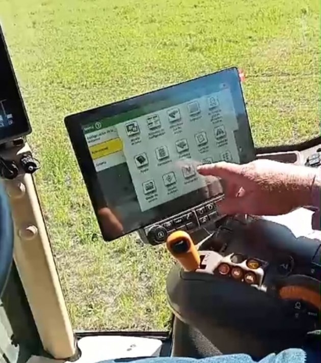 Capacitación de uso de piloto automático en maquinarias en la Chacra de Barrow Capacitación de uso de piloto automático en maquinarias en la Chacra de Barrow